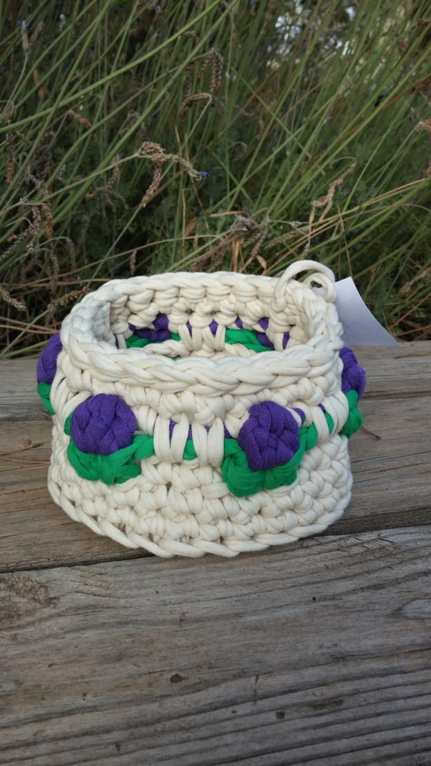 Crochet t-shirt yarn basket